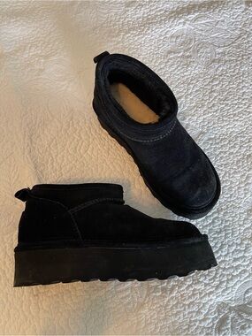 Bearpaw women’s Black Suede Ankle Boots